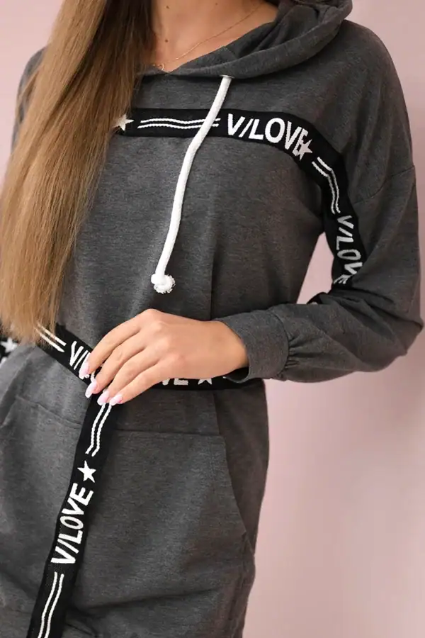 Suknelė puošta stilinga dekoratyvine juostele - spalvų pasirinkimas