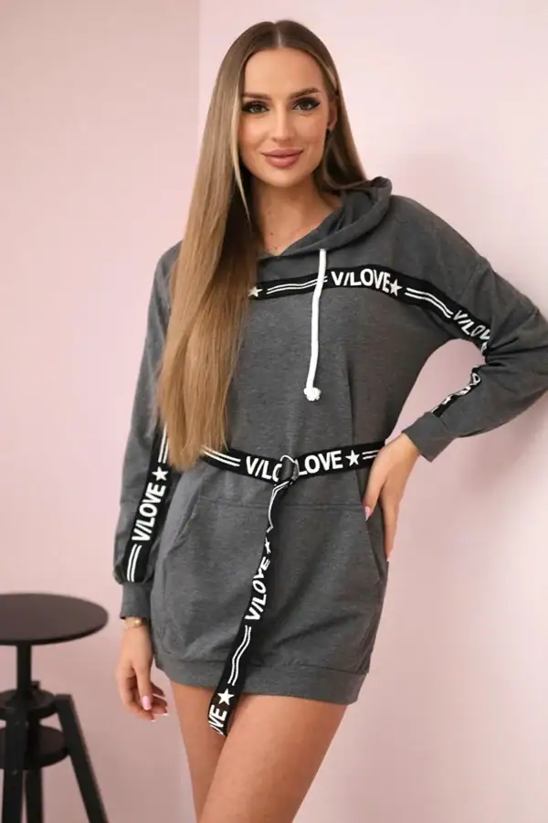 Suknelė puošta stilinga dekoratyvine juostele - spalvų pasirinkimas