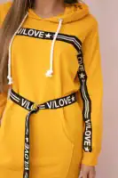 Suknelė puošta stilinga dekoratyvine juostele - spalvų pasirinkimas