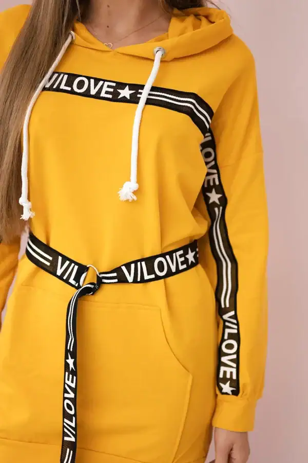 Suknelė puošta stilinga dekoratyvine juostele - spalvų pasirinkimas