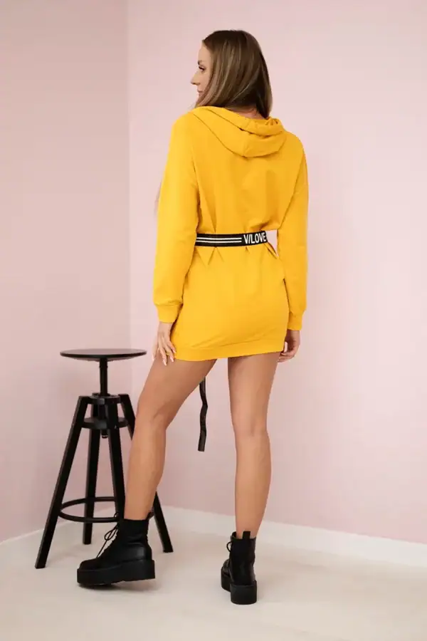 Suknelė puošta stilinga dekoratyvine juostele - spalvų pasirinkimas