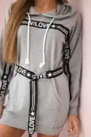 Suknelė puošta stilinga dekoratyvine juostele - spalvų pasirinkimas