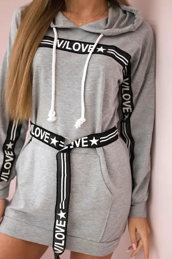 Suknelė puošta stilinga dekoratyvine juostele - spalvų pasirinkimas