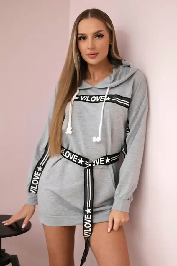 Suknelė puošta stilinga dekoratyvine juostele - spalvų pasirinkimas