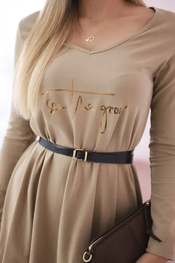 Suknelė su puošniu diržu ir užrašu - spalvų pasirinkimas