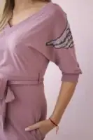 Suknelė su dekoratyviniais spareliais ant pečių - spalvų pasirinkimas