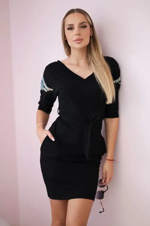 Suknelė su dekoratyviniais spareliais ant pečių - spalvų pasirinkimas