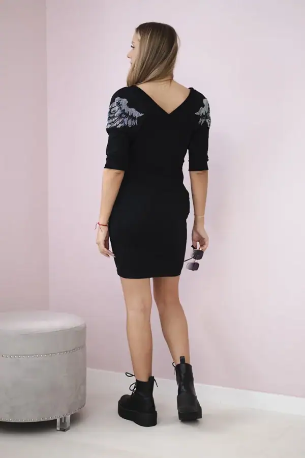 Suknelė su dekoratyviniais spareliais ant pečių - spalvų pasirinkimas