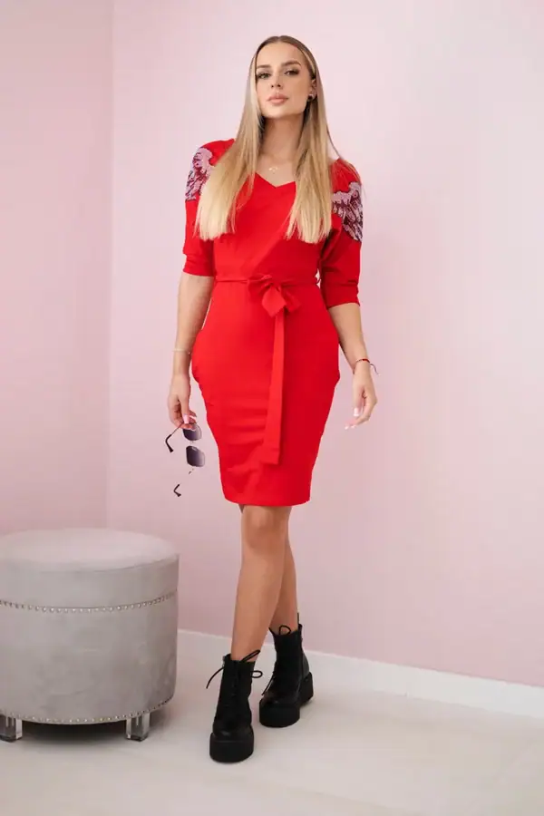 Suknelė su dekoratyviniais spareliais ant pečių - spalvų pasirinkimas