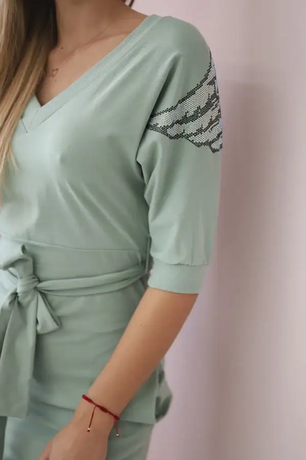 Suknelė su dekoratyviniais spareliais ant pečių - spalvų pasirinkimas