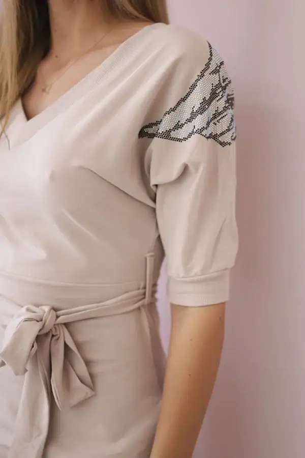 Suknelė su dekoratyviniais spareliais ant pečių - spalvų pasirinkimas