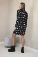 Veliūrinė suknelė su dekoratyviniais raštais - spalvų pasirinkimas