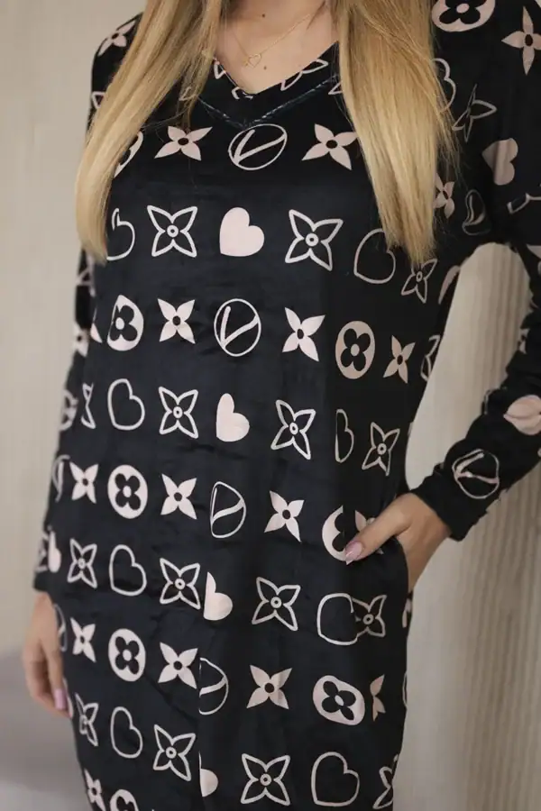 Veliūrinė suknelė su dekoratyviniais raštais - spalvų pasirinkimas