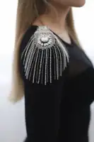 Megzta juoda suknelė su dekoratyviniu akcentu ant vieno peties