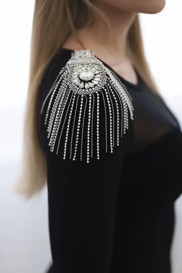 Megzta juoda suknelė su dekoratyviniu akcentu ant vieno peties