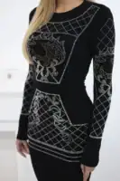 Megzta juoda suknelė su aukso ir sidabro cirkonio raštu