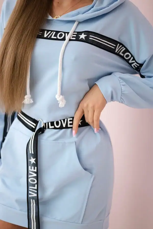 Suknelė puošta stilinga dekoratyvine juostele - spalvų pasirinkimas