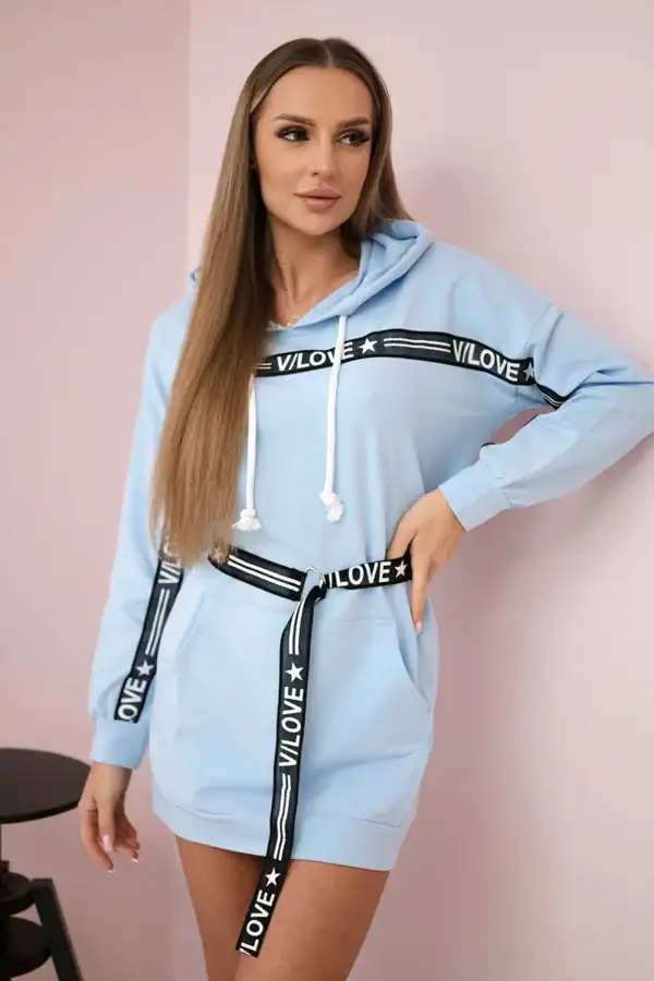 Suknelė puošta stilinga dekoratyvine juostele - spalvų pasirinkimas