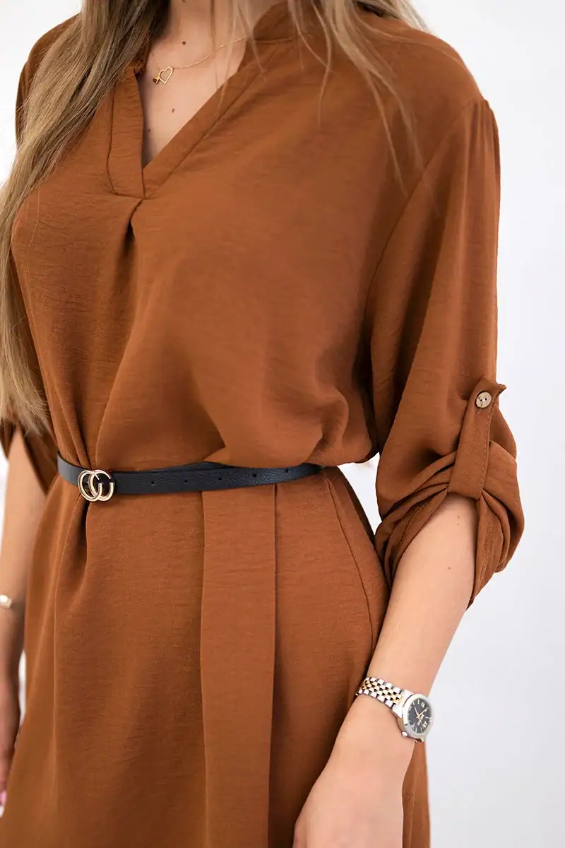 Suknelė su ilgesne nugara ir dekoratyviniu diržu - spalvų pasirinkimas