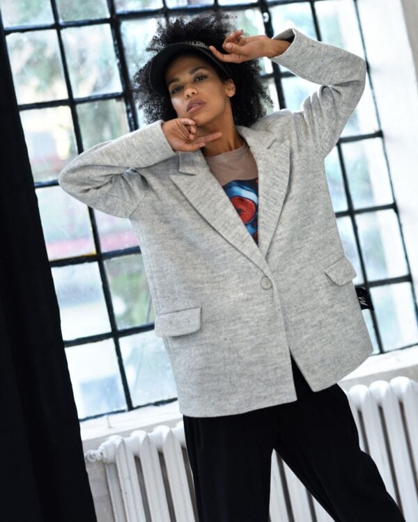 Šviesiai pilkos spalvos oversized švarkelis The World – Miss City