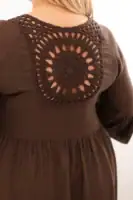 Plus size viskozinė suknelė su ažūriniais papuošimais - spalvų pasirinkimas