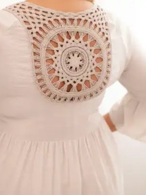 Plus size viskozinė suknelė su ažūriniais papuošimais - spalvų pasirinkimas